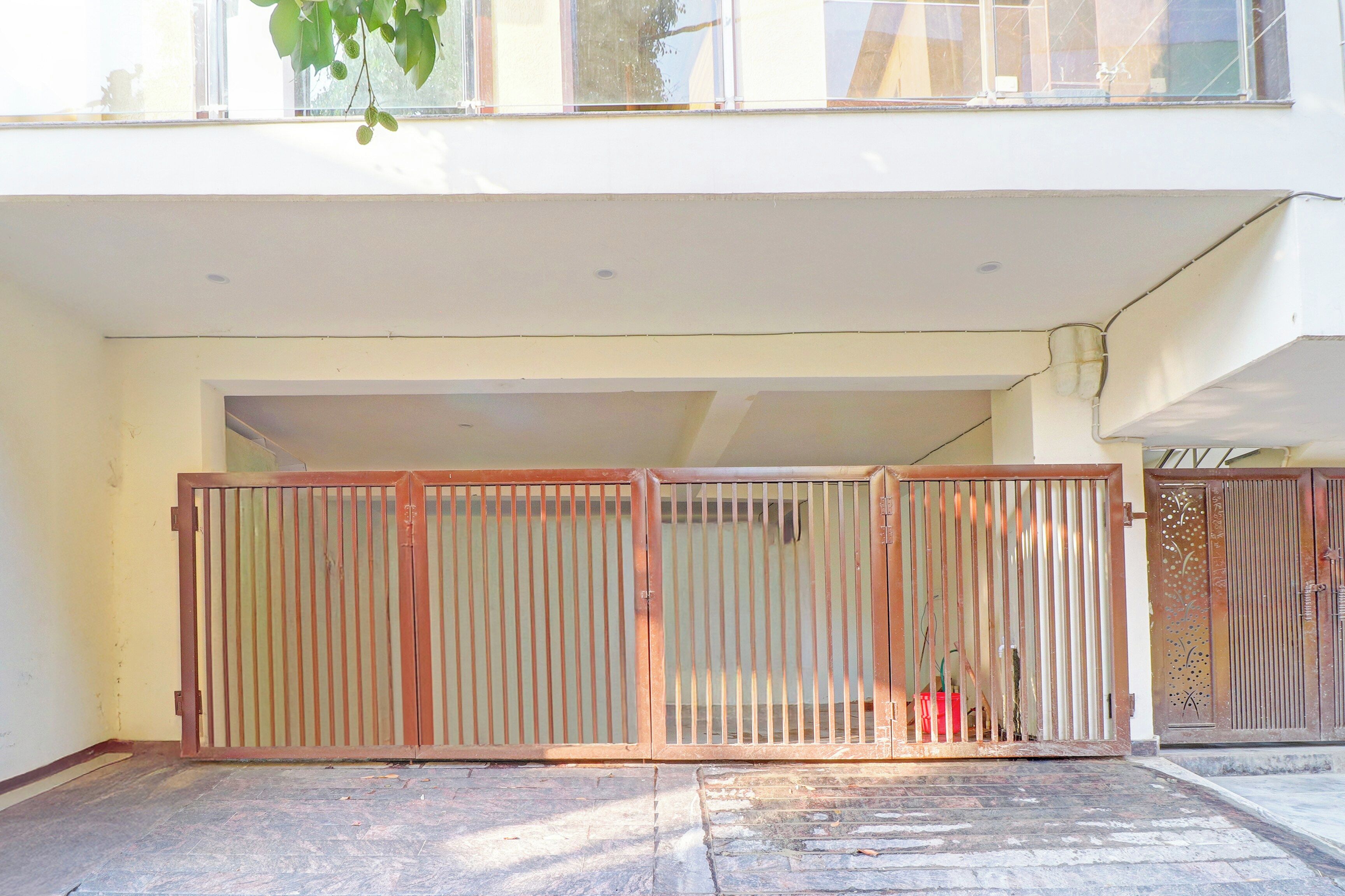 Ein befestigter Eingang zu einem Gebäude mit flachem Dach und einem Fenster darüber.