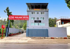 A hotel with a sign indicating it offers AC, non-AC rooms, a banquet hall, full Wi-Fi, and a restaurant. - Super Collection O The Kailash Hotel (Dehradun)