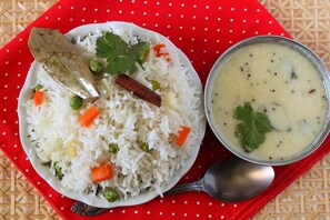 Alimentos y bebidas