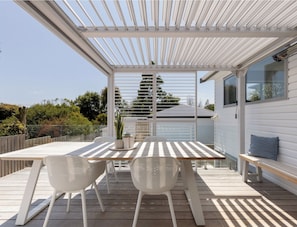 Outdoor dining - The Leisure Zone at sunny Pāpāmoa Beach. 2 mins from beach, child friendly. (Tauranga)