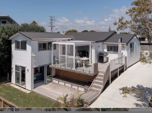 Exterior - The Leisure Zone at sunny Pāpāmoa Beach. 2 mins from beach, child friendly. (Tauranga)