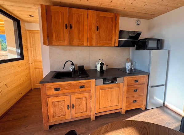 Private kitchen - New Listing (Crots)