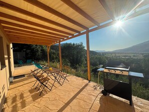 Outdoor dining - New Listing (Crots)
