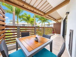 Outdoor dining - Cosy & Comfy apartment (Trou-aux-Biches)