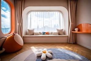 Ein gemütliches Zimmer mit integriertem Fensterbrett, einem kuscheligen Sitzsack, einer Streifenoptik-Bereicherung und einem dekorativen Blumenkissen.