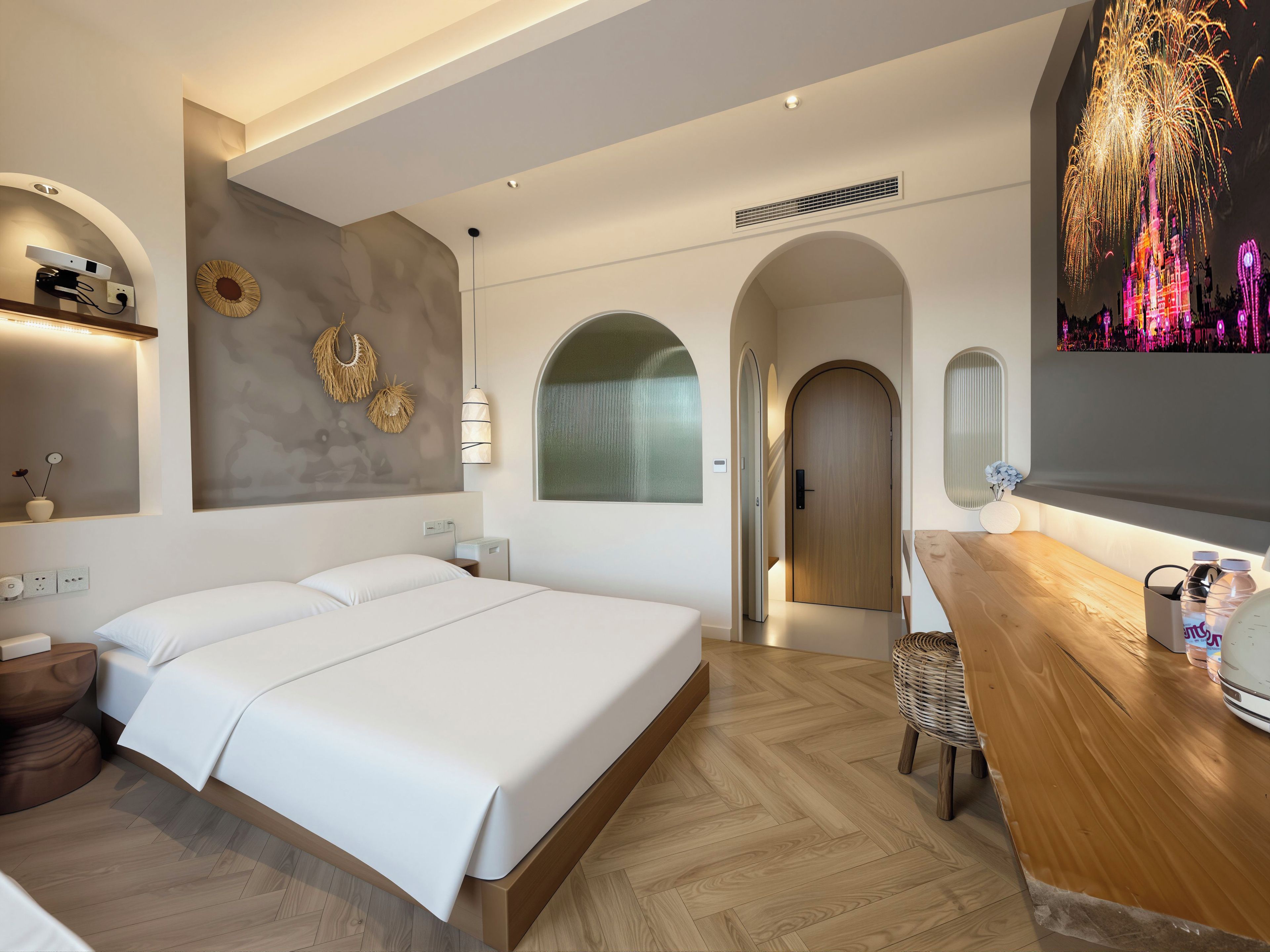 Una habitación de hotel moderna con una cama grande, un escritorio de madera y un televisor de pared mostrando fuegos artificiales.