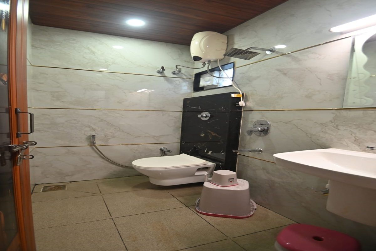 Un baño con inodoro, bidé y lavamanos.
