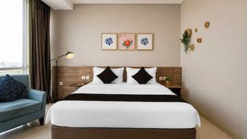 Una habitación de hotel con una cama, una mesita de noche, una lámpara, un sofá y un ventanal con cortinas.