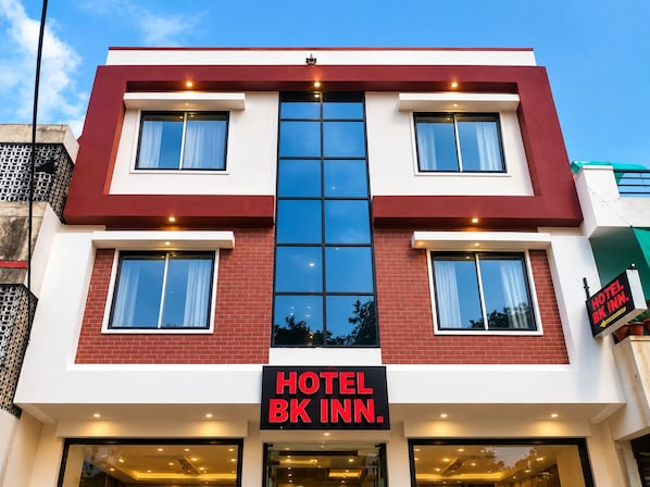 Un edificio de hotel con un letrero llamativo que dice 'HOTEL BK INN'.