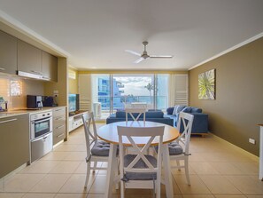 Interior - WATERFRONT PARADISIO WALK TO PIER OAKS RERSORT (Urangan)