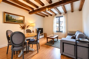Living area - New Listing (Chartres)