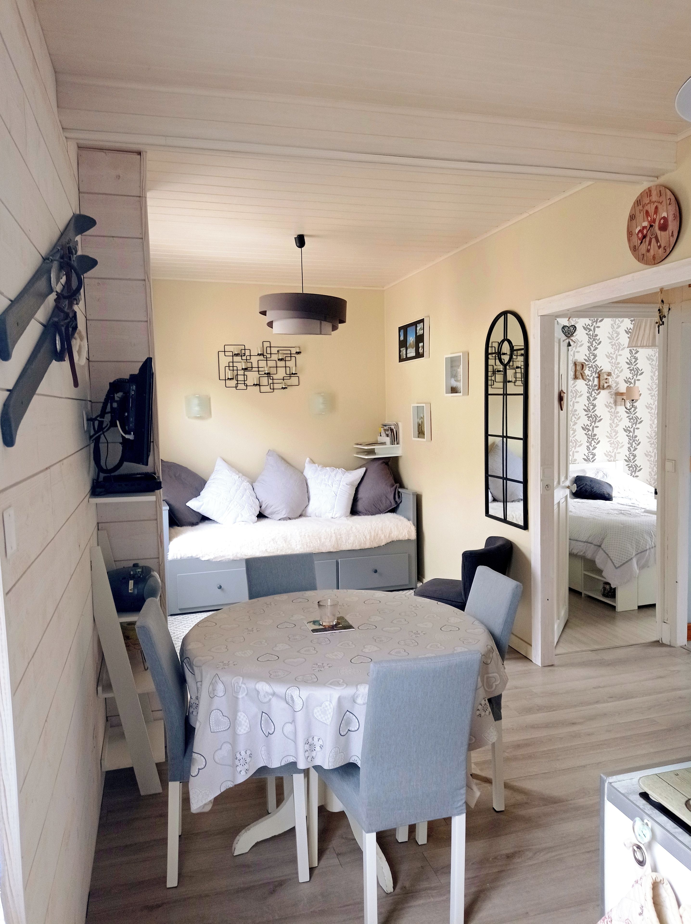 Une chambre confortable avec un lit, une table de chevet et une petite table entourée de chaises.