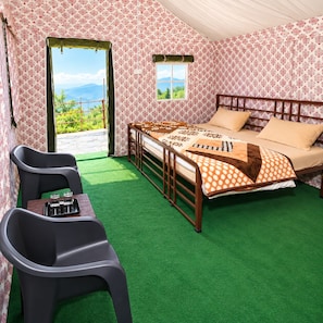 Une pièce avec un lit, une fenêtre, une chaise et une table.