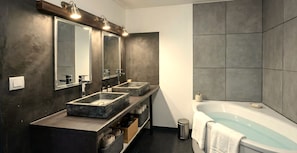 Bathroom - New Listing (Pierrelatte)