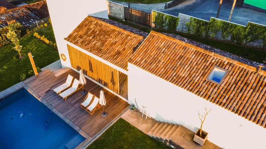 Una casa moderna con piscina, area salotto esterna e giardino curato.