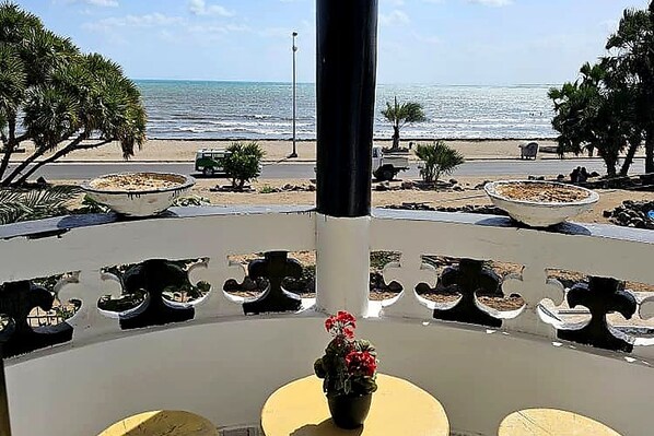 Ein runder Sitzbereich im Freien mit Blick auf Strand und Meer.