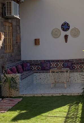 Outdoor dining - Casa Memnon: New Luxor Home, Great Views, 3 Min from Colossi of Memnon (Luxor Governorate)