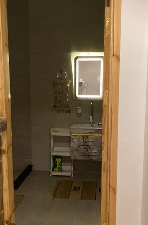 Bathroom - Casa Memnon: New Luxor Home, Great Views, 3 Min from Colossi of Memnon (Luxor Governorate)