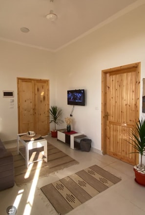 Living area - Casa Memnon: New Luxor Home, Great Views, 3 Min from Colossi of Memnon (Luxor Governorate)