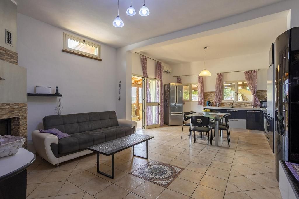 Un espacio moderno para vivir con sofá, mesa de comedor y zona de cocina.