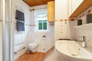 Bathroom - Farmhouse 'Kienzlehof' with Terrace and Black Forest View – 8 Guests – Ideal for Families (Nordrach)