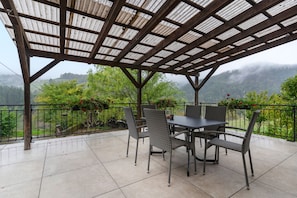 Outdoor dining - Farmhouse 'Kienzlehof' with Terrace and Black Forest View – 8 Guests – Ideal for Families (Nordrach)