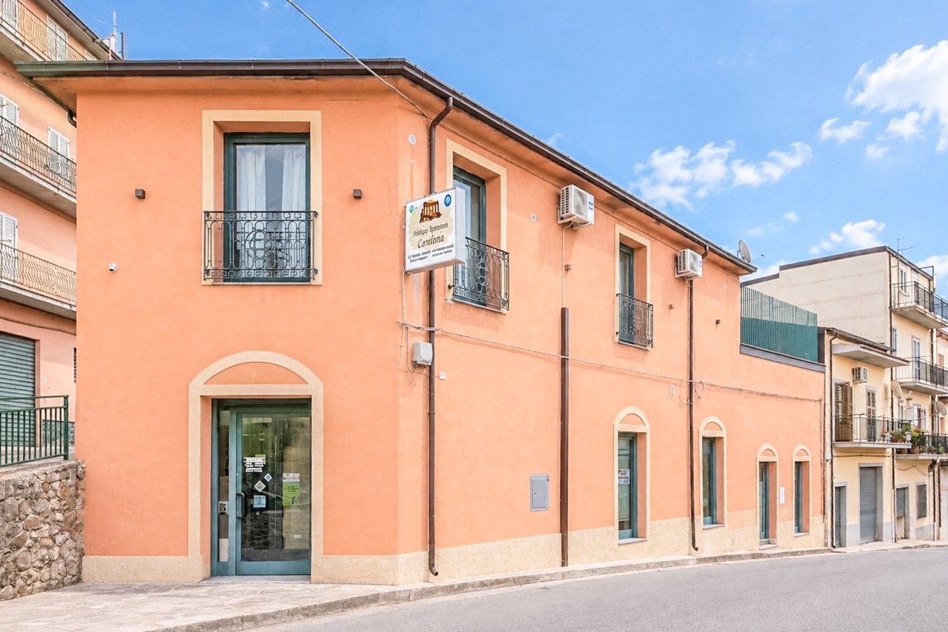 Un bâtiment à deux étages, sur lequel on peut voir une enseigne indiquant qu’il s’agit d’un restaurant.