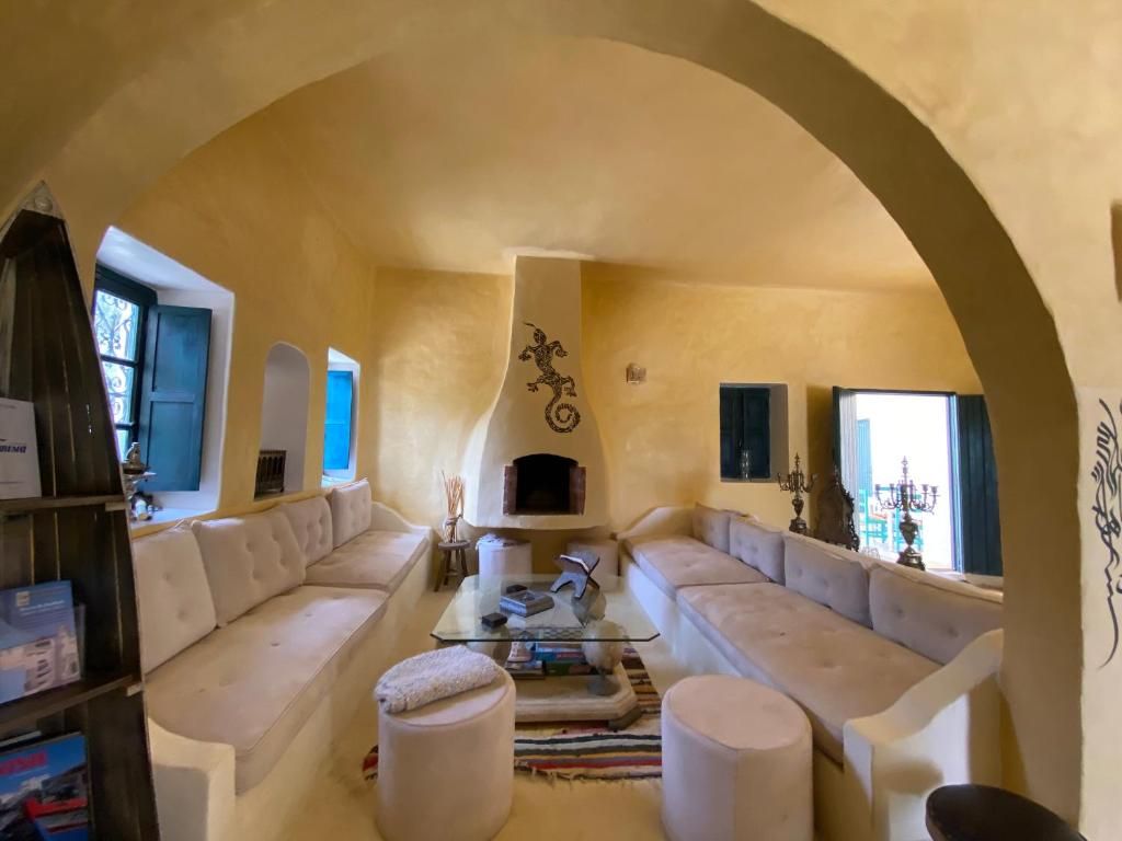 Una sala de estar con un conjunto de sofás, una chimenea y una mesa de centro.
