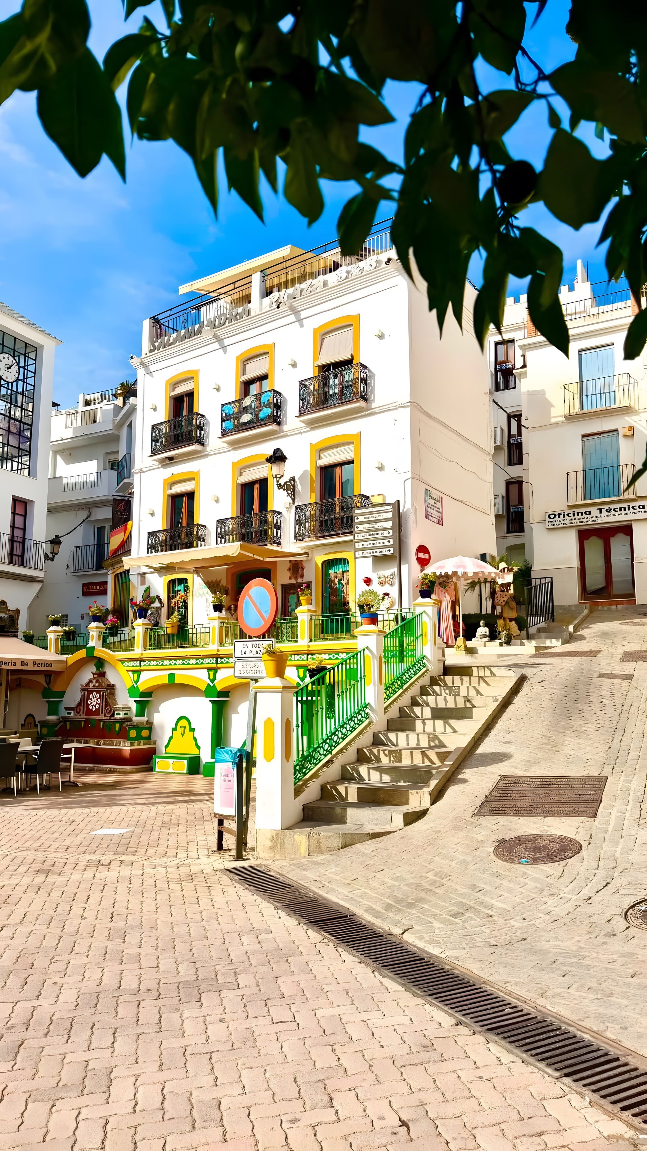 Un immeuble à plusieurs étages doté de balcons, d’un escalier et d’une enseigne indiquant la présence d’un bureau technique.
