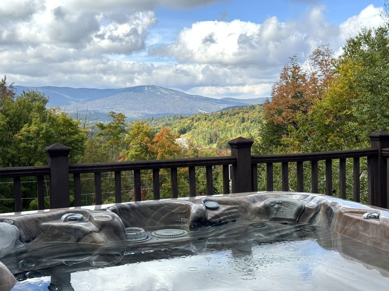 Un bain à remous sur une terrasse avec vue sur les montagnes.