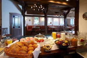 A breakfast buffet with various food items and beverages. - Ferienhof Hage (Hüde)