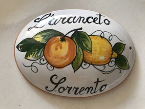 Ein Keramikteller mit Obstmuster und dem Text 'L'arcangelo Lorrento'.