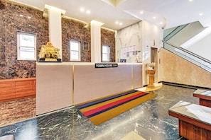 Lobby - Townhouse Hotel Golden Emerald (Pune)
