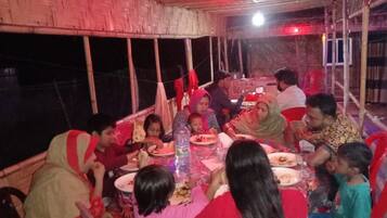 Tempat makan luar