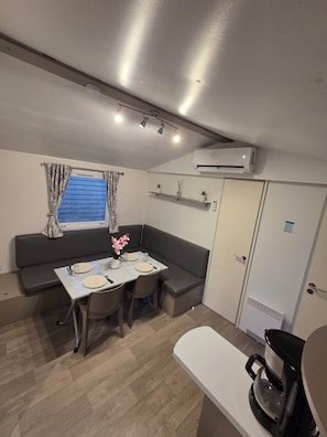Dining - New Listing (Ivry-la-Bataille)