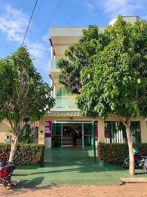 A hotel with a green entrance, a balcony, and a sign indicating it is a hotel. - Hotel Jambos  (Conceição do Araguaia)