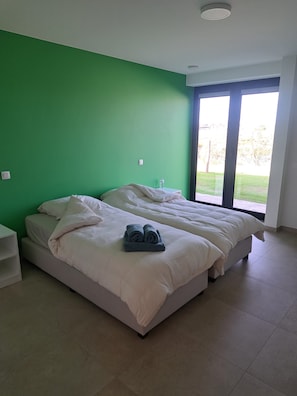 A room with two beds, a window, and a view of the outdoors. - 2-bedroom rental stay in peaceful Langemark-Poelkapelle (Langemark-Poelkapelle)