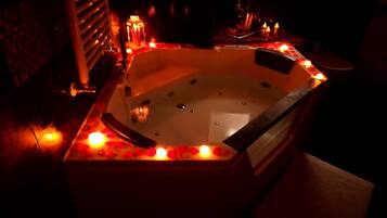 Een hottub omringd door kaarsen.