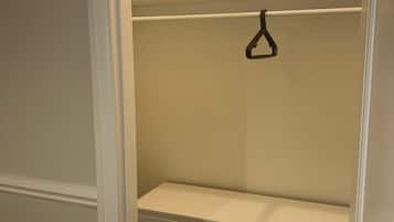Un closet amplio con barra para colgar y varios cajones.