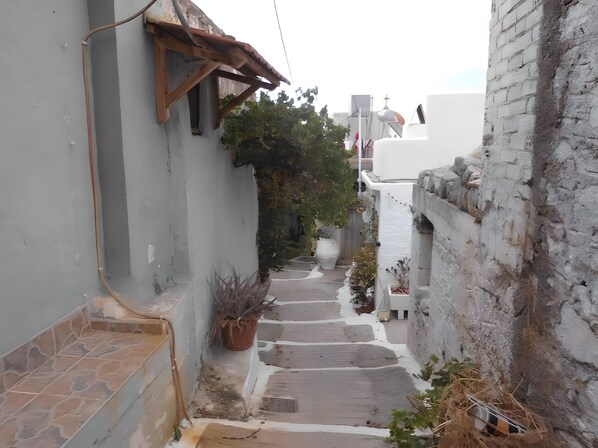 A narrow stone pathway flanked by buildings with white walls and wooden beams. - Apartment 'Monemvasia Kritsas - -' with Wi-Fi (Κριτσά)