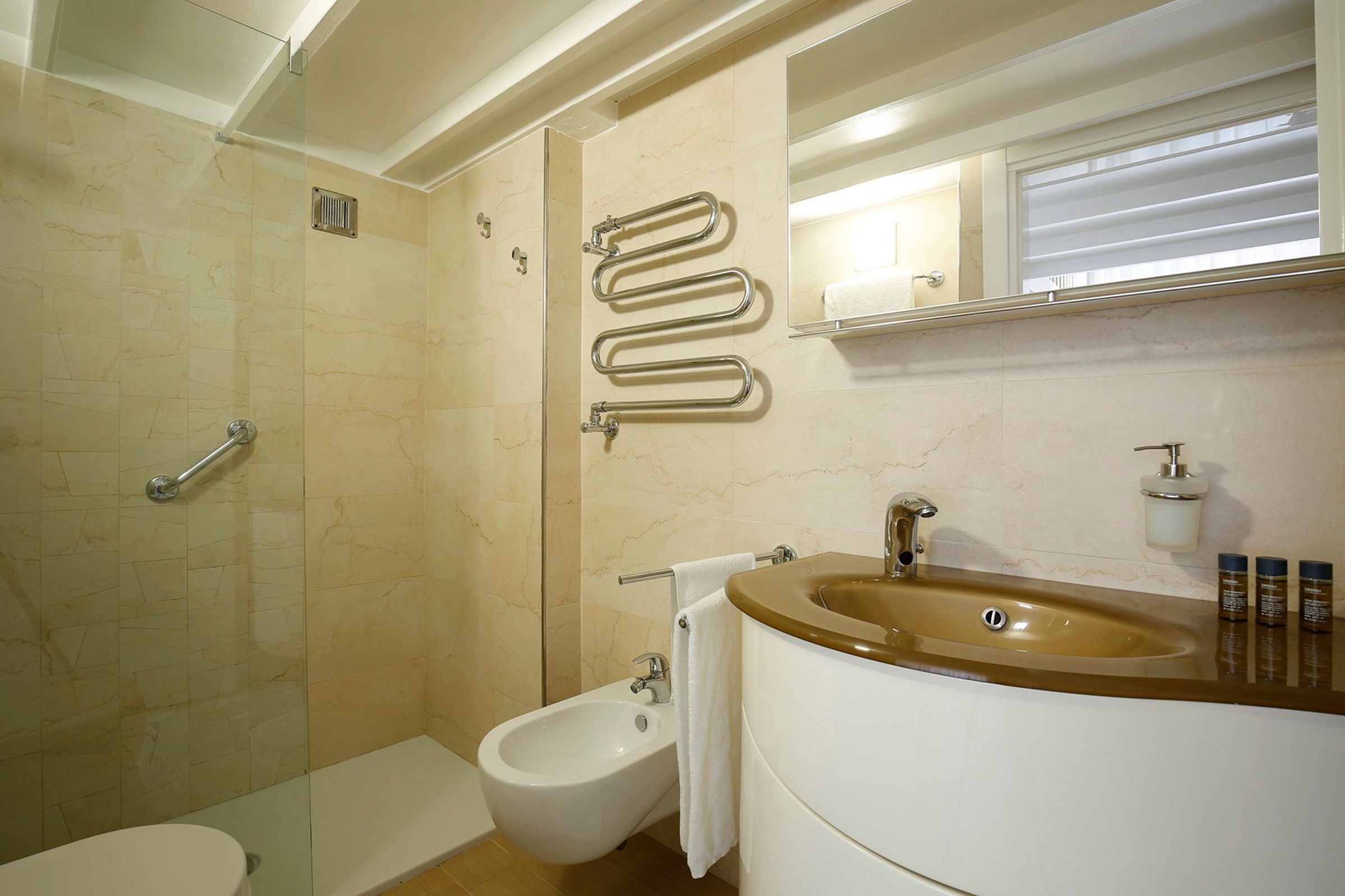 Un bagno con bidet, lavandino e specchio.