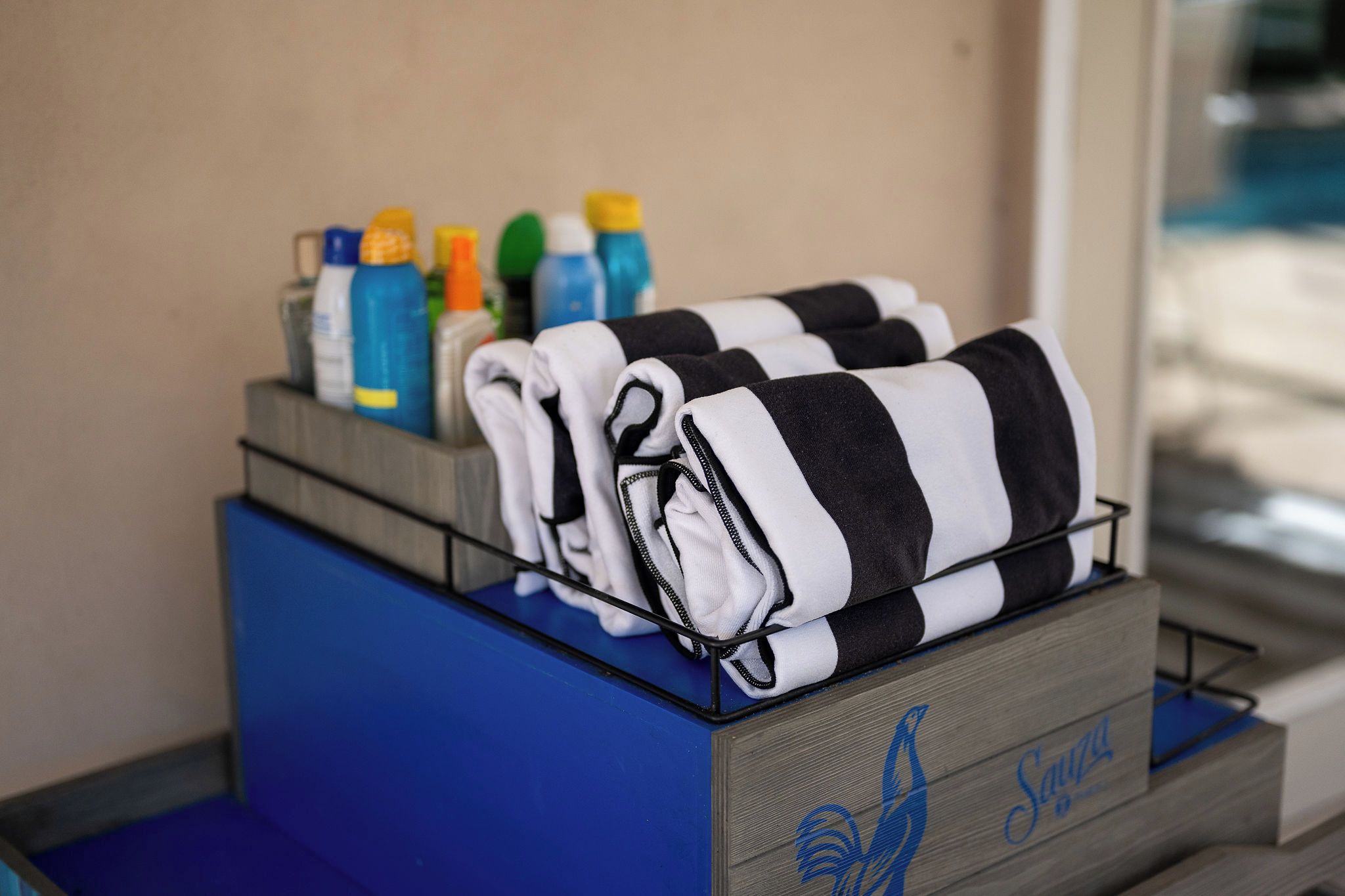Handdoekrek met opgevouwen handdoeken en toiletartikelen.