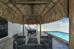 Large, quiet backyard with plenty of trees, two hammocks, and lots of privacy — a great place to relax and enjoy the fresh air. - Luxury 3BR Villa • Pool • Walk to Palm Beach (Noord)
