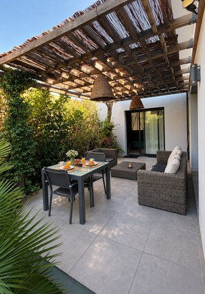 Outdoor dining - New Listing (Figari)