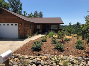 Exterior - Graden view 3-bedroom cottage with AC in a nice Redding neighborhood (Redding)