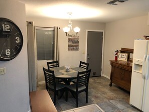 Dining - Graden view 3-bedroom cottage with AC in a nice Redding neighborhood (Redding)