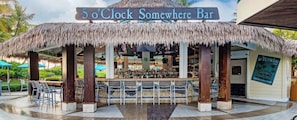 Baari nimeltä ”5 o’clock Somewhere Bar”, jossa on olkikatto ja ulkotila, jossa voi istua.