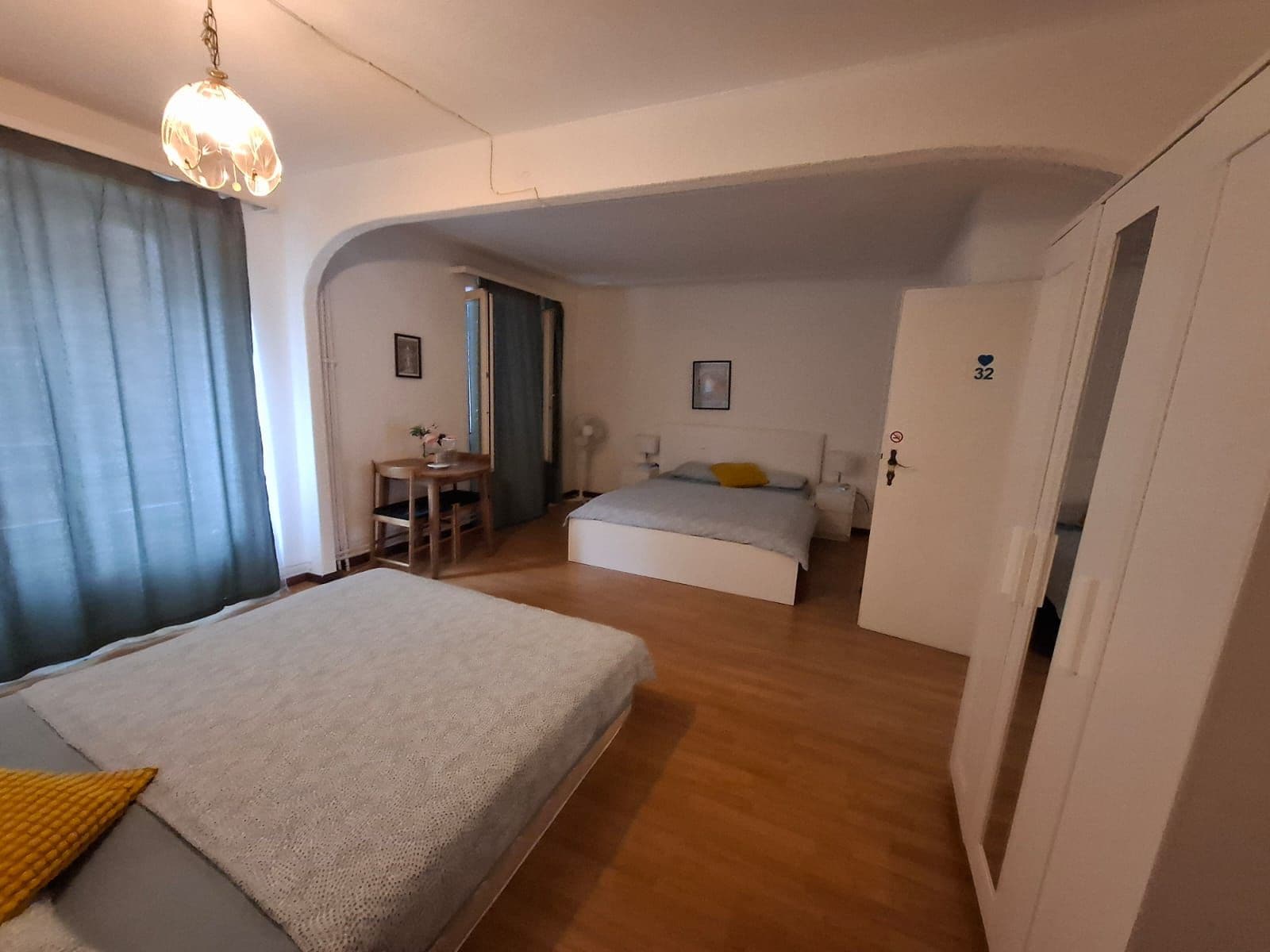 Habitació d'hotel amb un llit, escriptori i cadira.