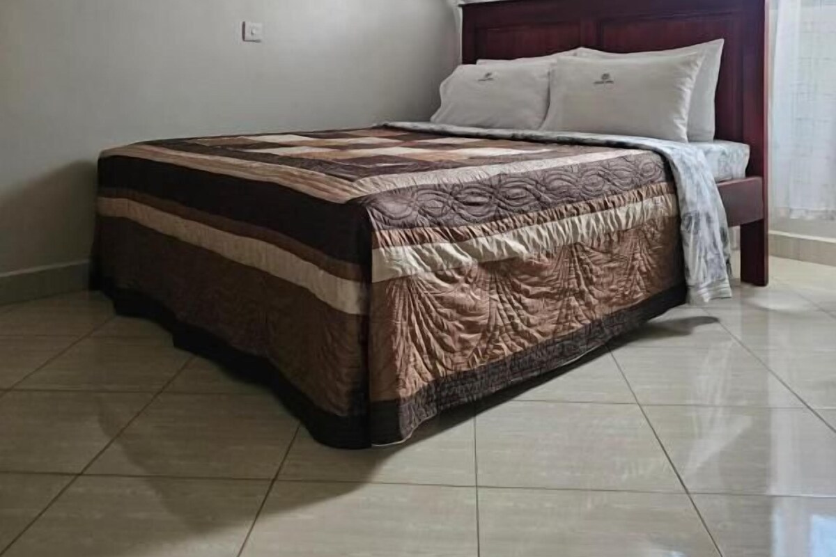 Ein Schlafzimmer mit einem Bett, einem Baldachin und einem Fenster mit Vorhängen.