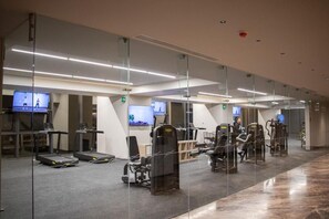 A gym with treadmills, weight machines, and exercise balls. - New Listing (Zapopan)
